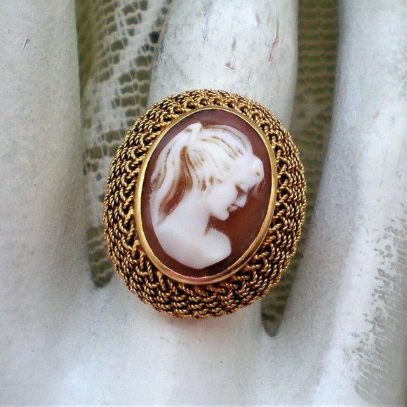 Antique Vintage Art Deco Solid 18K Yellow Gold Carved Shell Cameo Dinner Ring